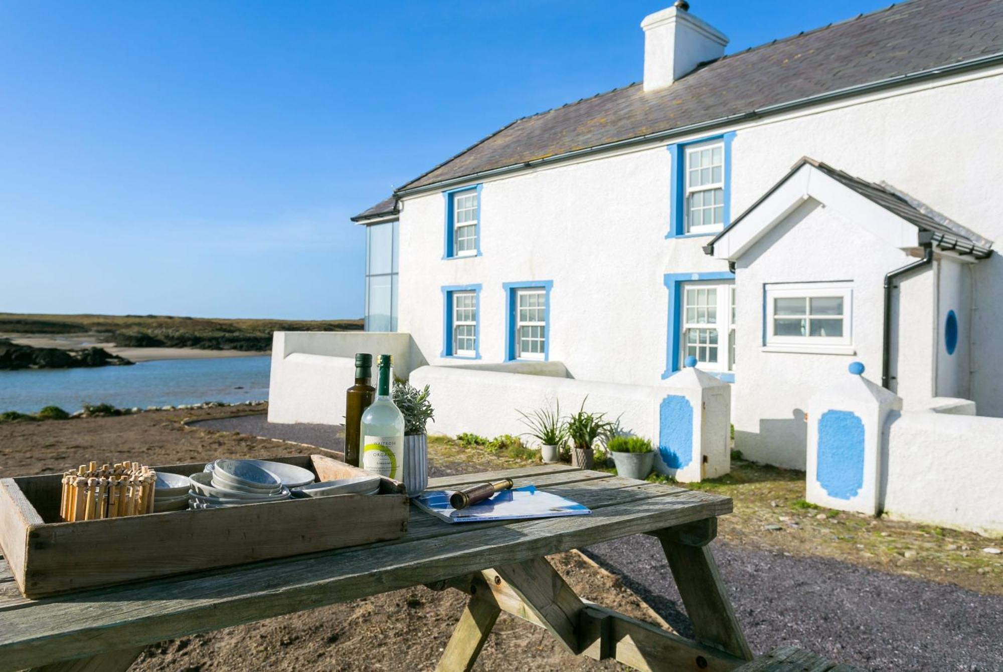 Hen Cymyran Villa Caergeiliog Exterior photo