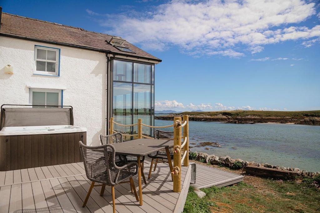Hen Cymyran Villa Caergeiliog Exterior photo